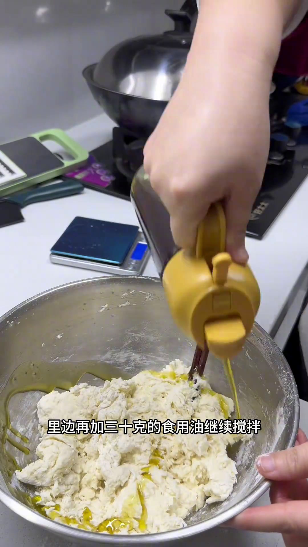 在家一分钟学会炸小油条,也叫油馍头,家里有面粉就能做,简单易学看一遍你就能学会炸油条小油条