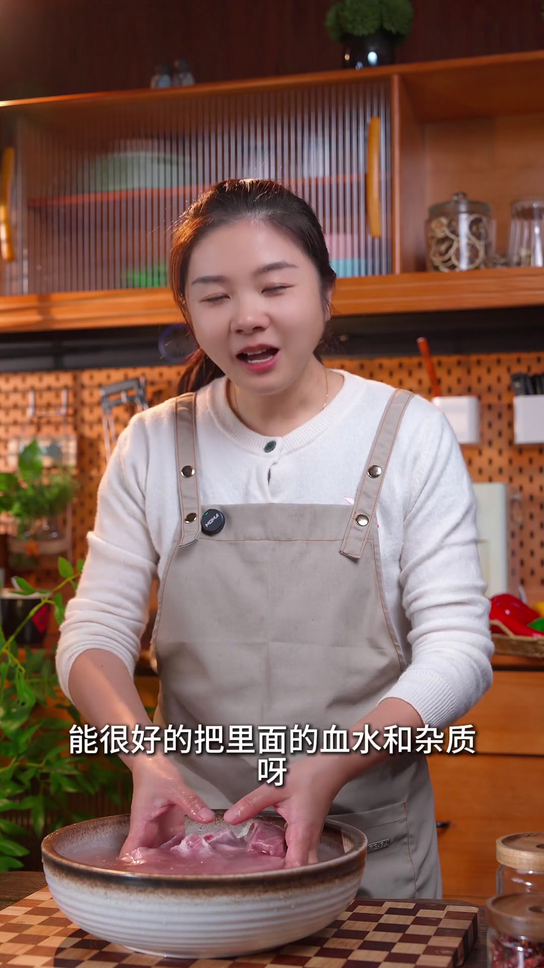 以后在家做红烧排骨啊,千万不要直接下锅焯水,像我这样做软烂入味不塞牙,光泽红亮。一起学做菜