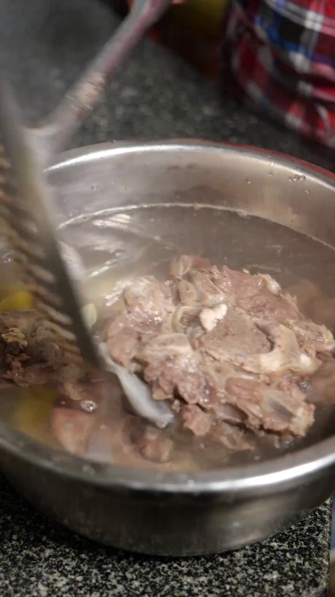 牛蝎子火锅你们吃过吗?冬天的第一顿牛蝎子火锅,不仅能吃肉还能烫菜,一家人围在一起吃太过瘾了