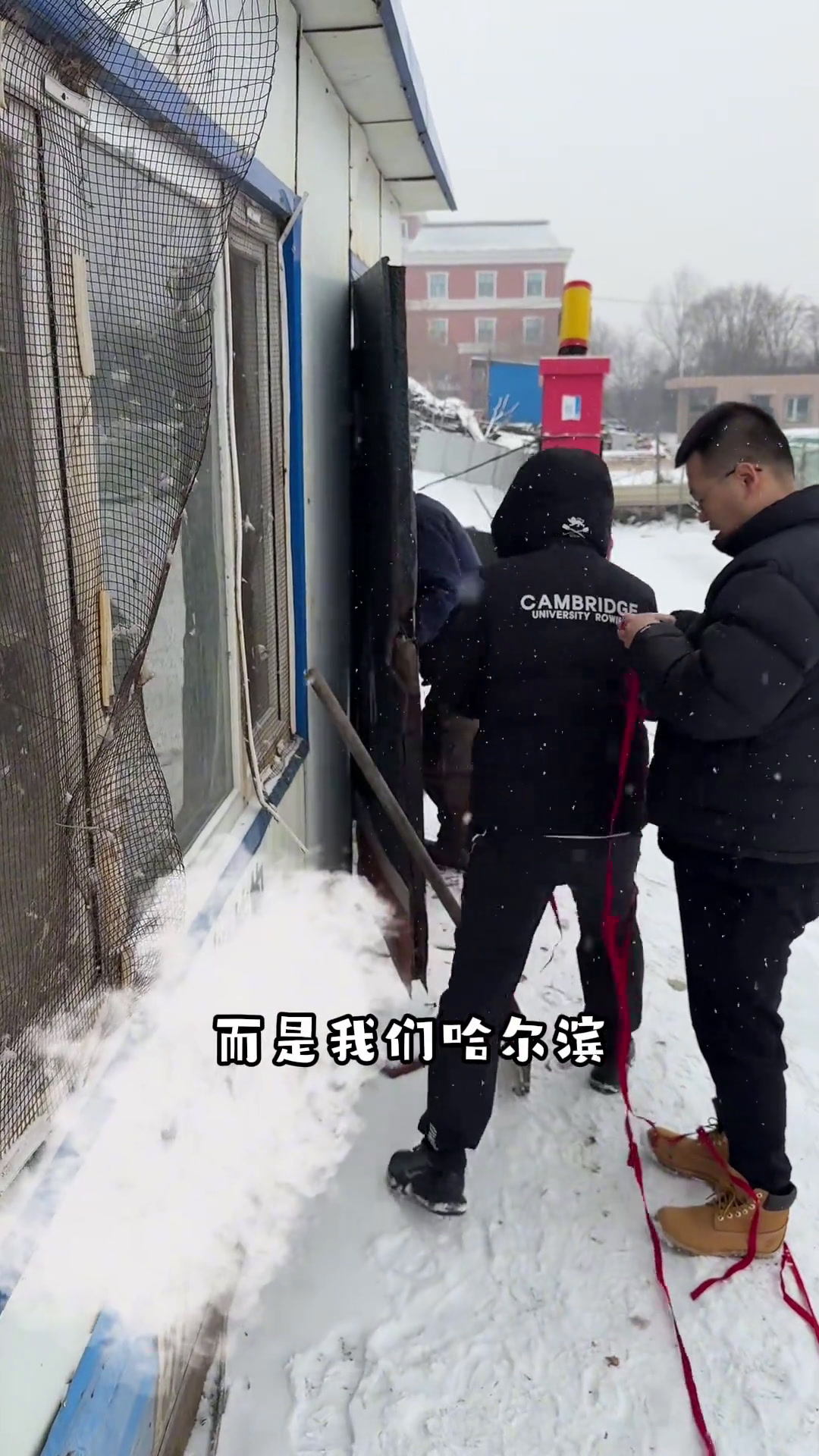 冬天的第一场雪,就得铁锅炖大鹅!哈尔滨第一场雪的仪式感!就是一大帮人聚在铁锅前,吃着炖大鹅