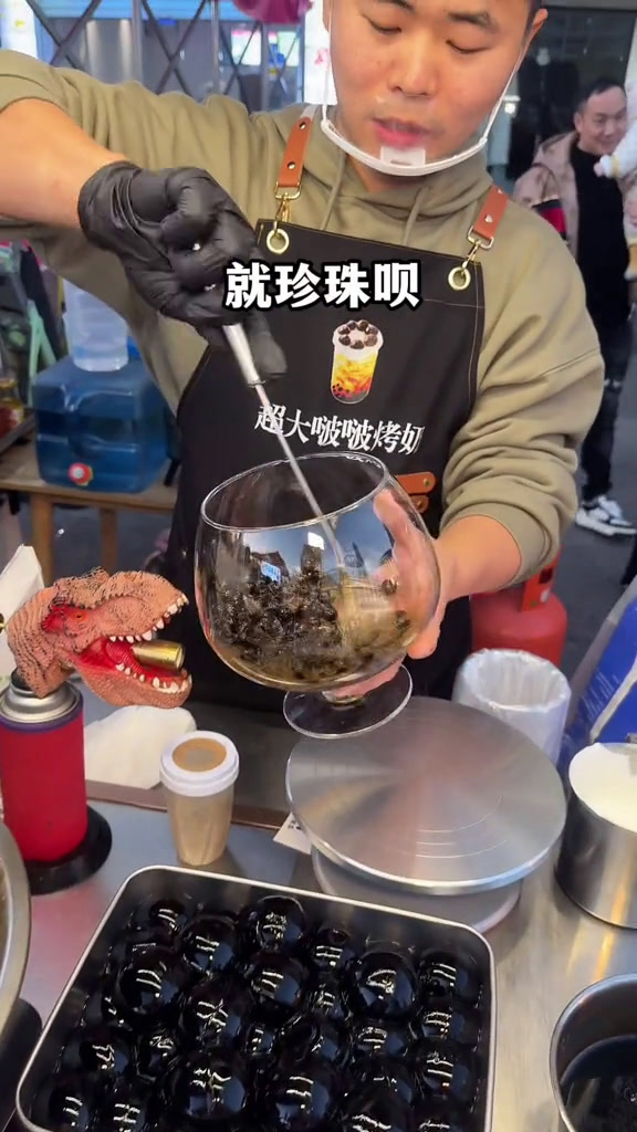 街头遇到巨无霸啵啵牛乳,好像漫画里出现的一样美食官路边摊美味街边小吃珍珠奶茶网红饮品打卡