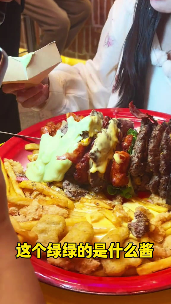 吴半饱吃播网红路人视角什么体验吃播网红吴半饱,我们用路人视角看如何吃20层汉堡挑战汉堡挑战