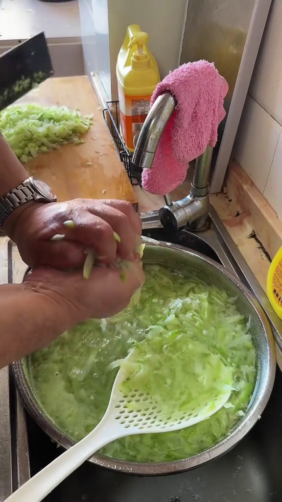 大家想要的公公婆婆炸猪肉萝卜丸子家庭版的教程来了!记录真实生活炸丸子厨房里的欢乐时光