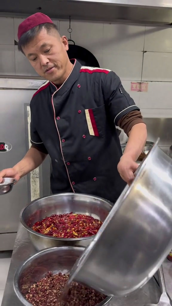 来新疆必须吃的美食新疆椒麻鸡,麻辣香气浓郁,原汁原味麻辣过瘾吃到停不下来!地道的新疆味记录