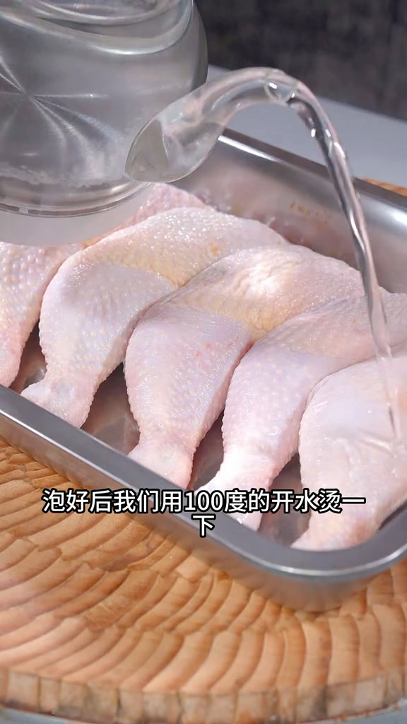 一到周末我两个女儿就点名要吃我做的盐焗鸡腿,皮脆肉滑,鲜嫩又多汁,一个人就能干两个大鸡腿五