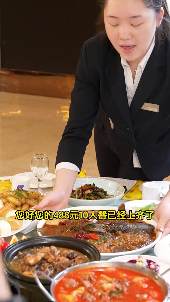 马上过元旦了,今天带我们公司的小伙伴来汇福酒店团建一下,团·一个他们家488的十人餐马上过
