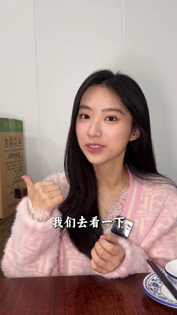 广东的火锅讲究一个锅底清、食材鲜、蘸料咸!一家在广州小巷的粥底火锅!听说广东万物皆可火锅冬