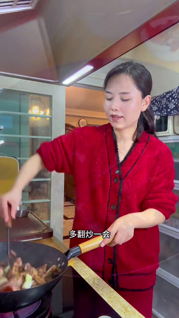 入冬的第一场大雪,周末晚餐和孩子安排了风干鸡火锅,暖暖的,太舒服了美食教程风干鸡的家常做法