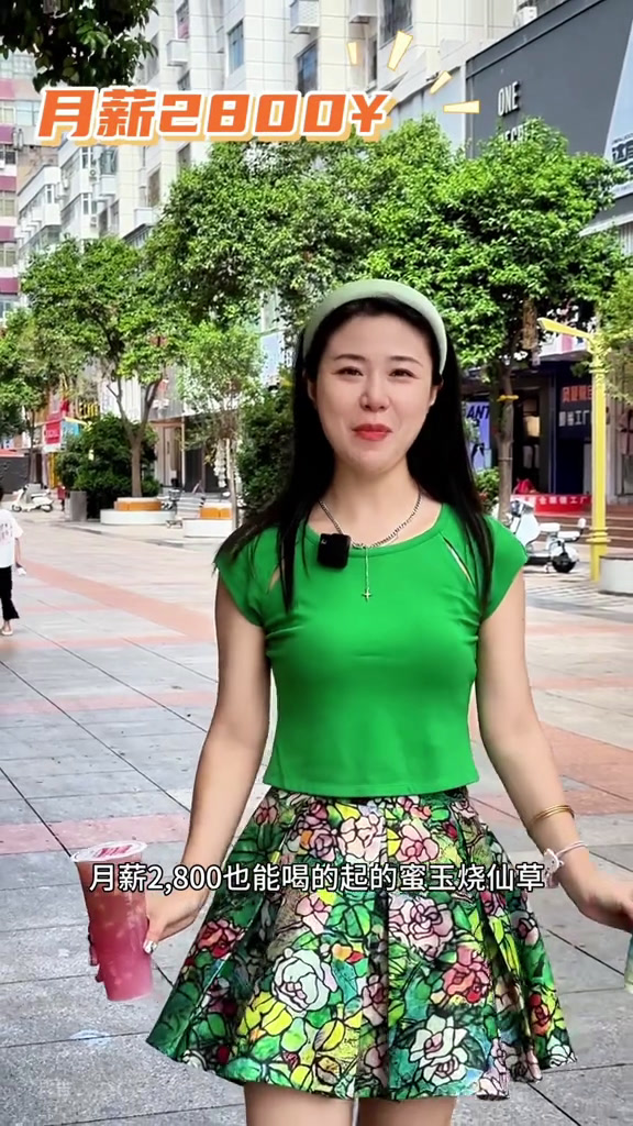 月薪2800也管喝的起的奶茶,就在步行街上,现在9.9两杯,快搂。奶茶夏日饮品蜜玉烧仙草一