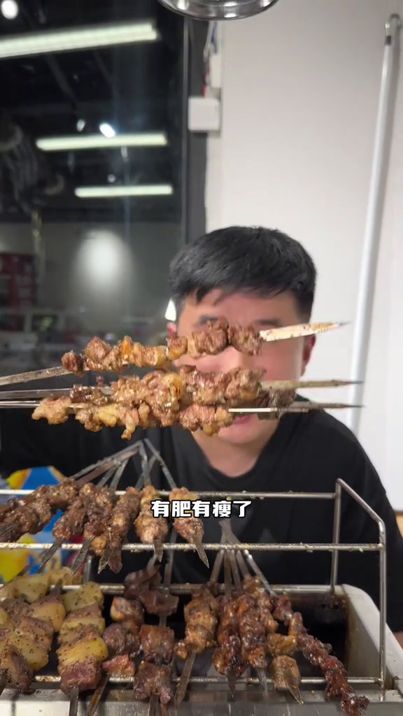 9毛9的羊肉串,肉都是现切鲜串的,食材和品质都不错烧烤小炉子烧烤羊肉串地摊烧烤