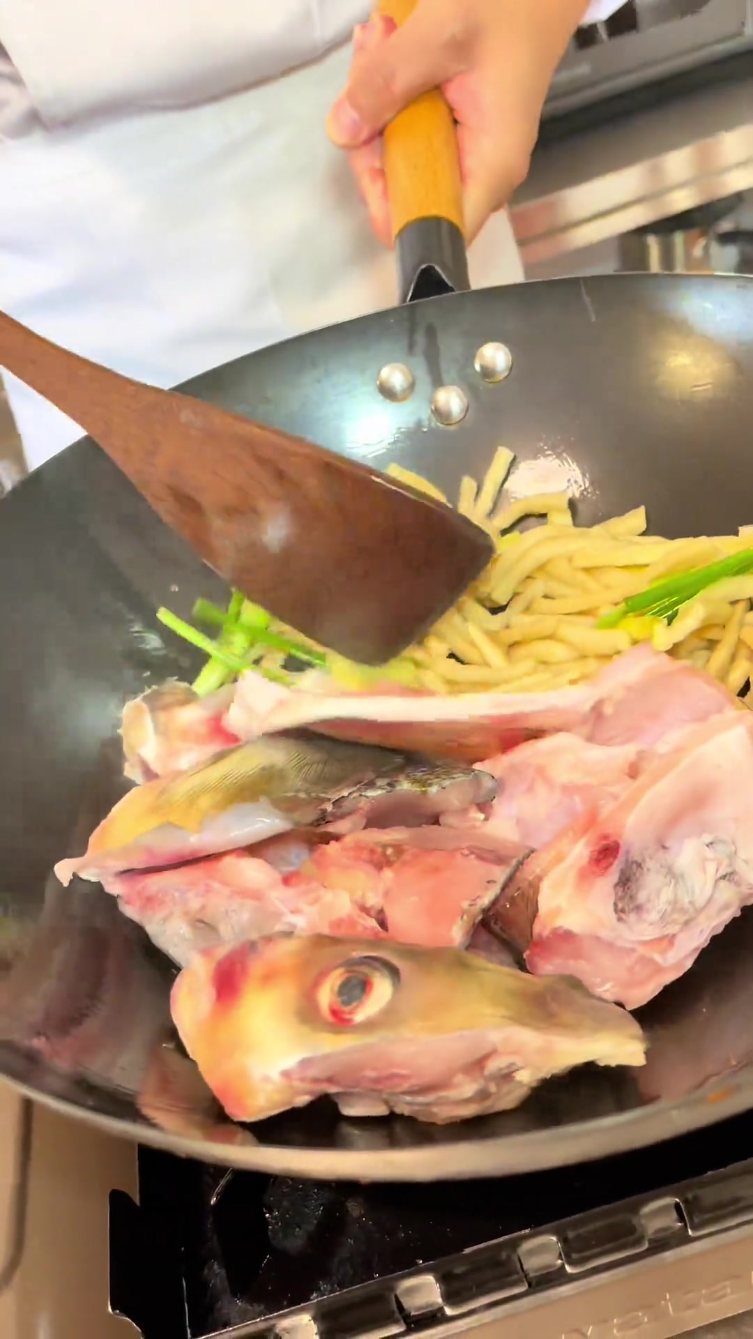 “开锅鱼头鸡”汤鲜味美值得美食教程粤菜家常菜