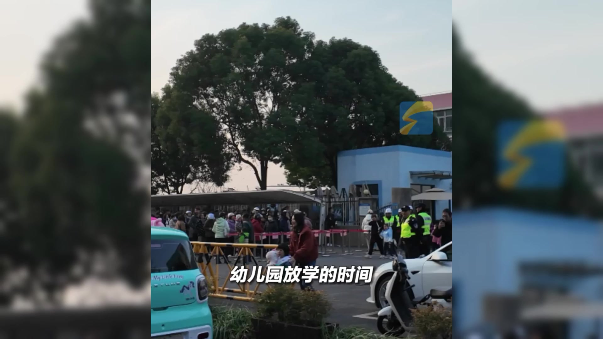 妈妈开着“小马”宝莉接女儿放学,只为给她一个满满的生日惊喜