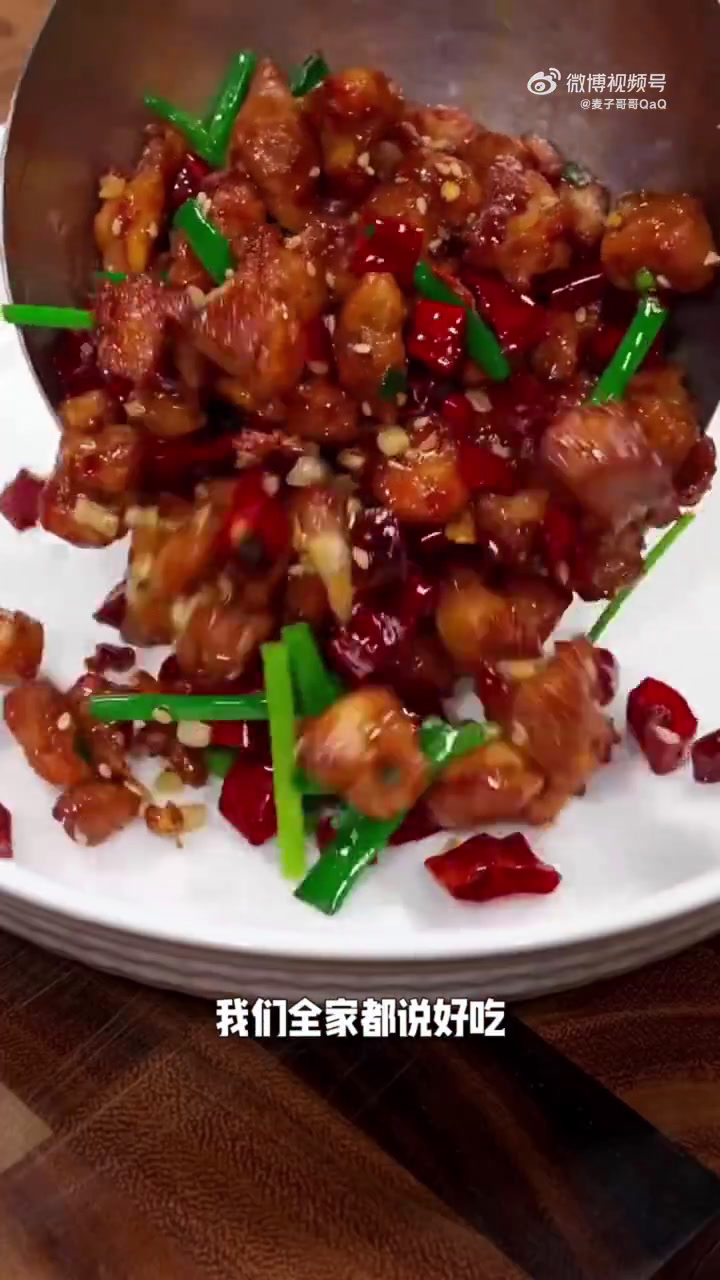 辣子鸡丁这样做才好吃!大人小孩都爱吃!1准备食材:鸡腿肉切小块、干辣椒切段、葱蒜末、姜片、