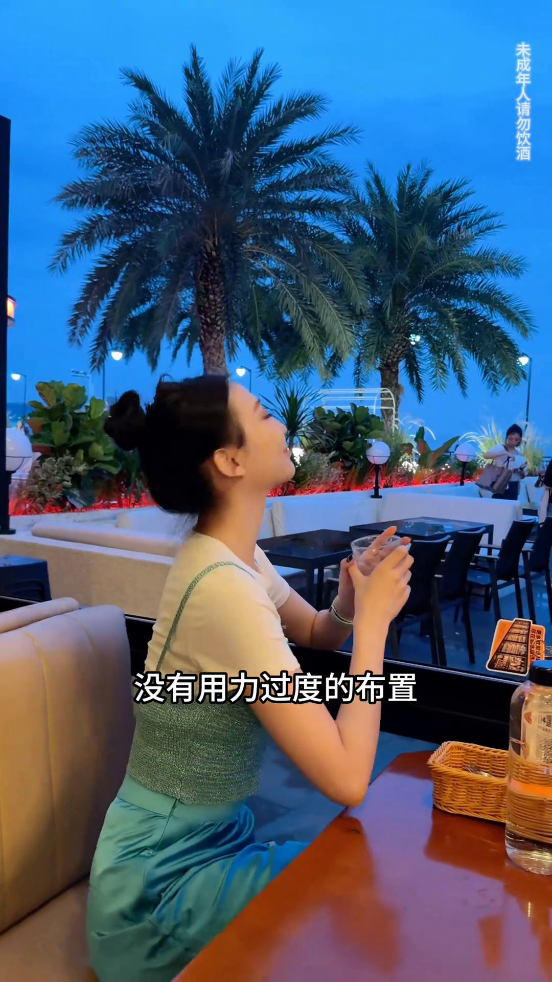 氛围感拉满的全时段餐酒吧北京烤鸭披萨有被惊艳到!氛围感餐厅打卡餐酒吧commune幻师珠海