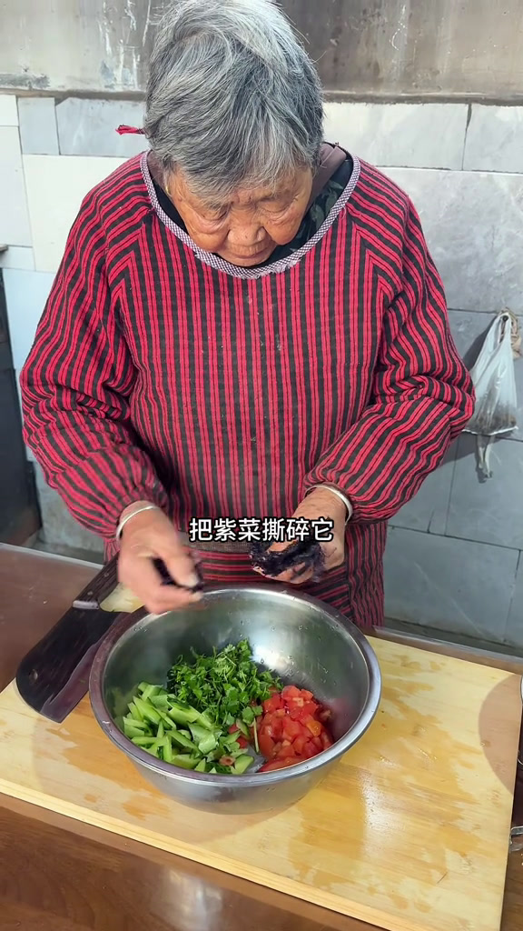 爷爷对奶奶说前两天炒的馍吃得嘞,还想吃,奶奶说还给你炒,再给你打点紫菜汤喝!新农人计划农村