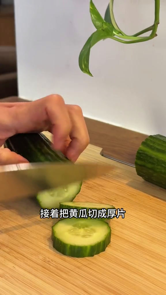 圣诞开胃小菜!一口一个根本停不下来!食材:虾牛油果柠檬黄瓜洋葱大蒜盐和黑胡椒橄榄油好吃到停
