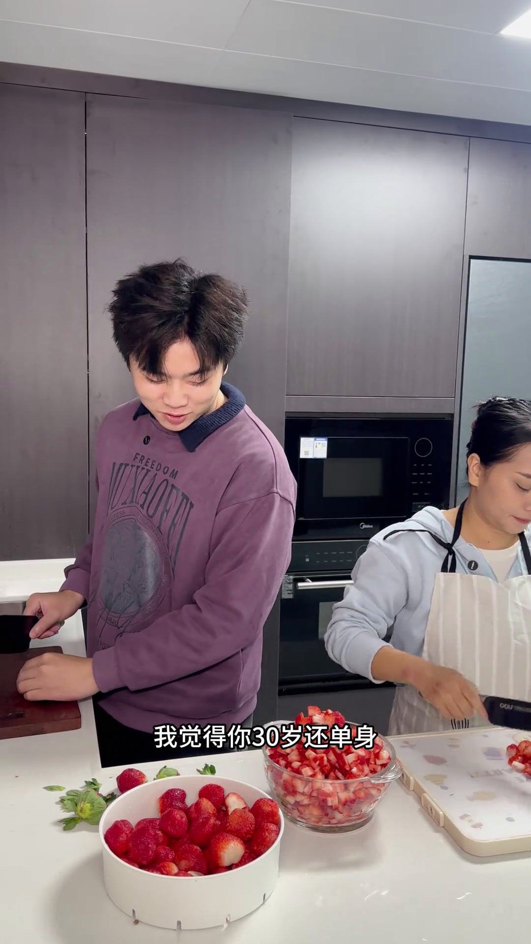 今天我们家保姆用30斤草莓来做5款下午茶草莓下午茶