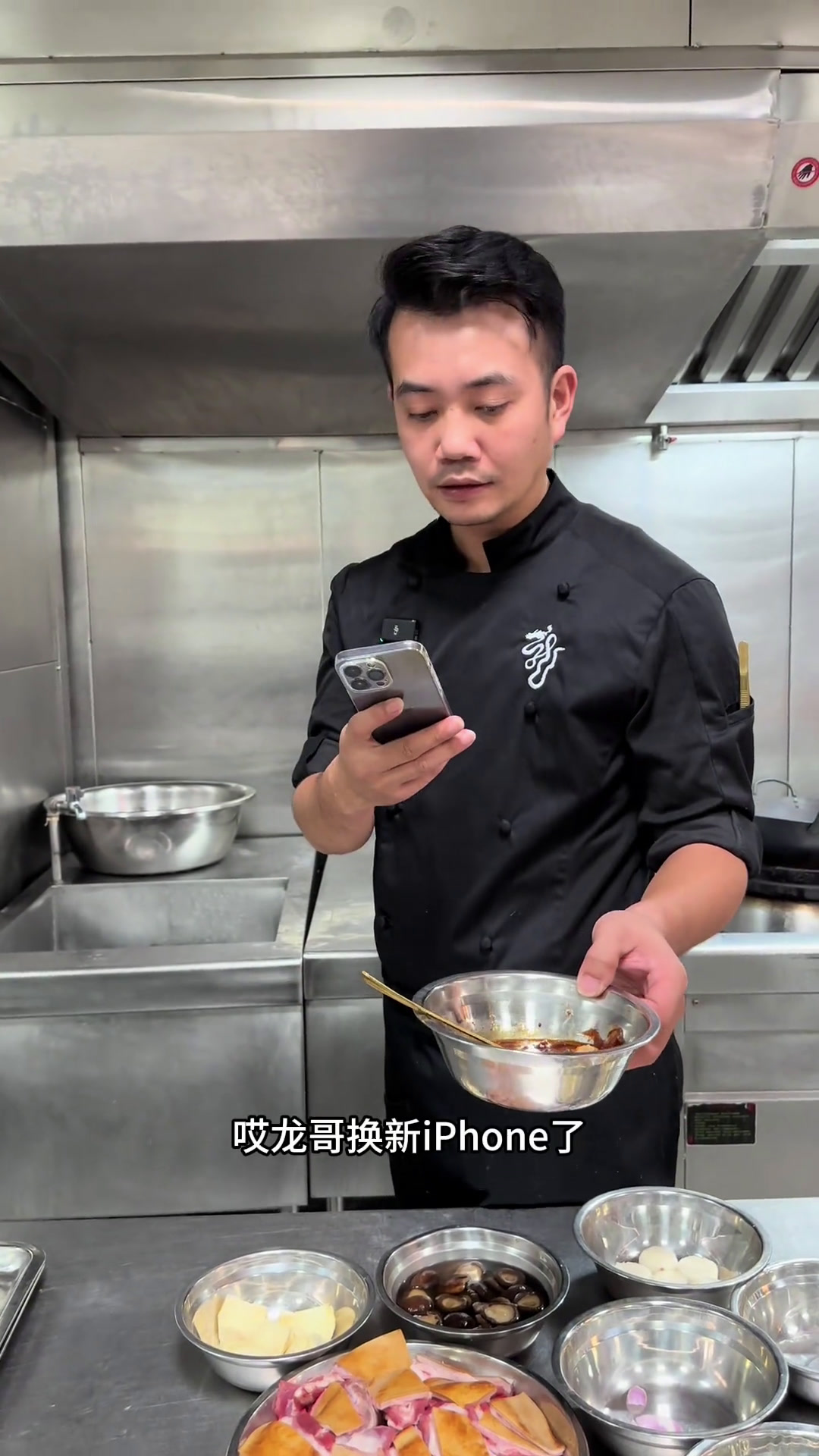 秋天又到吃羊肉的季节,今天粤菜麦石龙用一款广东经典红焖羊配方,交换对面江西总厨一个酸辣味道