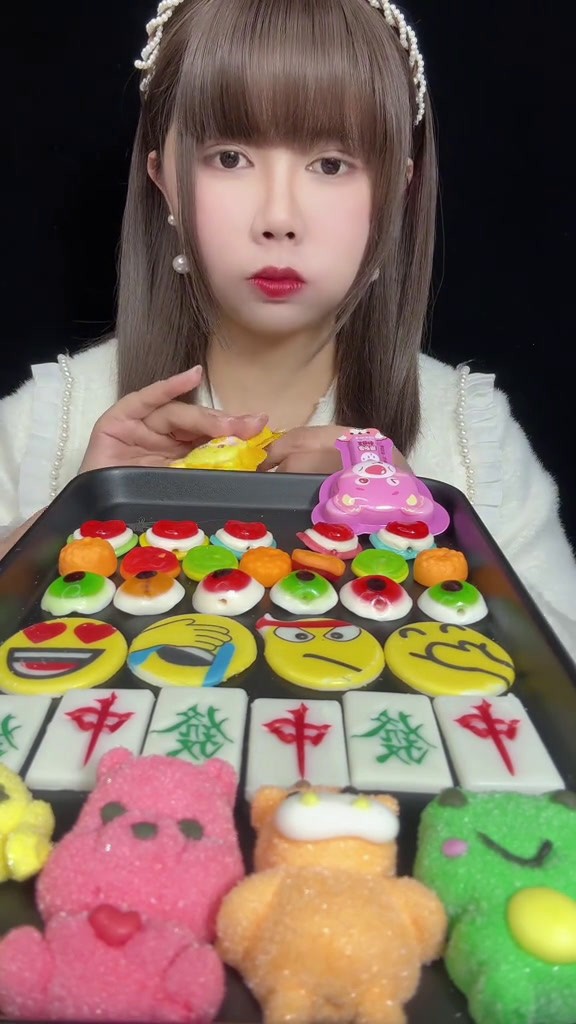 带盆的草莓蛋糕吃上了吃糖果视频大全儿童治愈系美食爱吃爱喝爱美食糖果拼盘热点