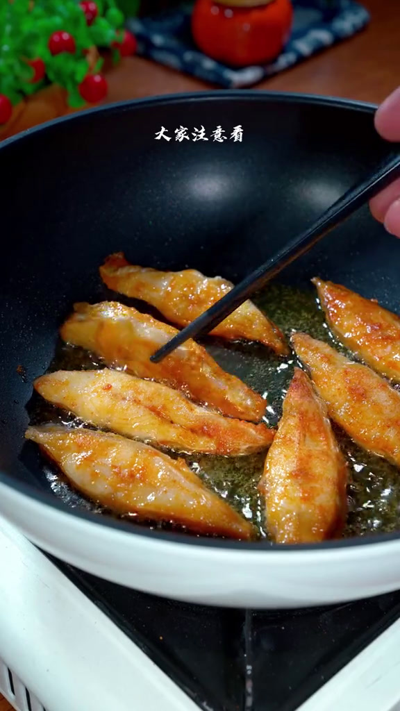 这样做的香煎鲳鱼嶣香四溢比饭店里的还要好吃大家注意看,这是最近网上很火的鲳鱼新吃法,嶣香美