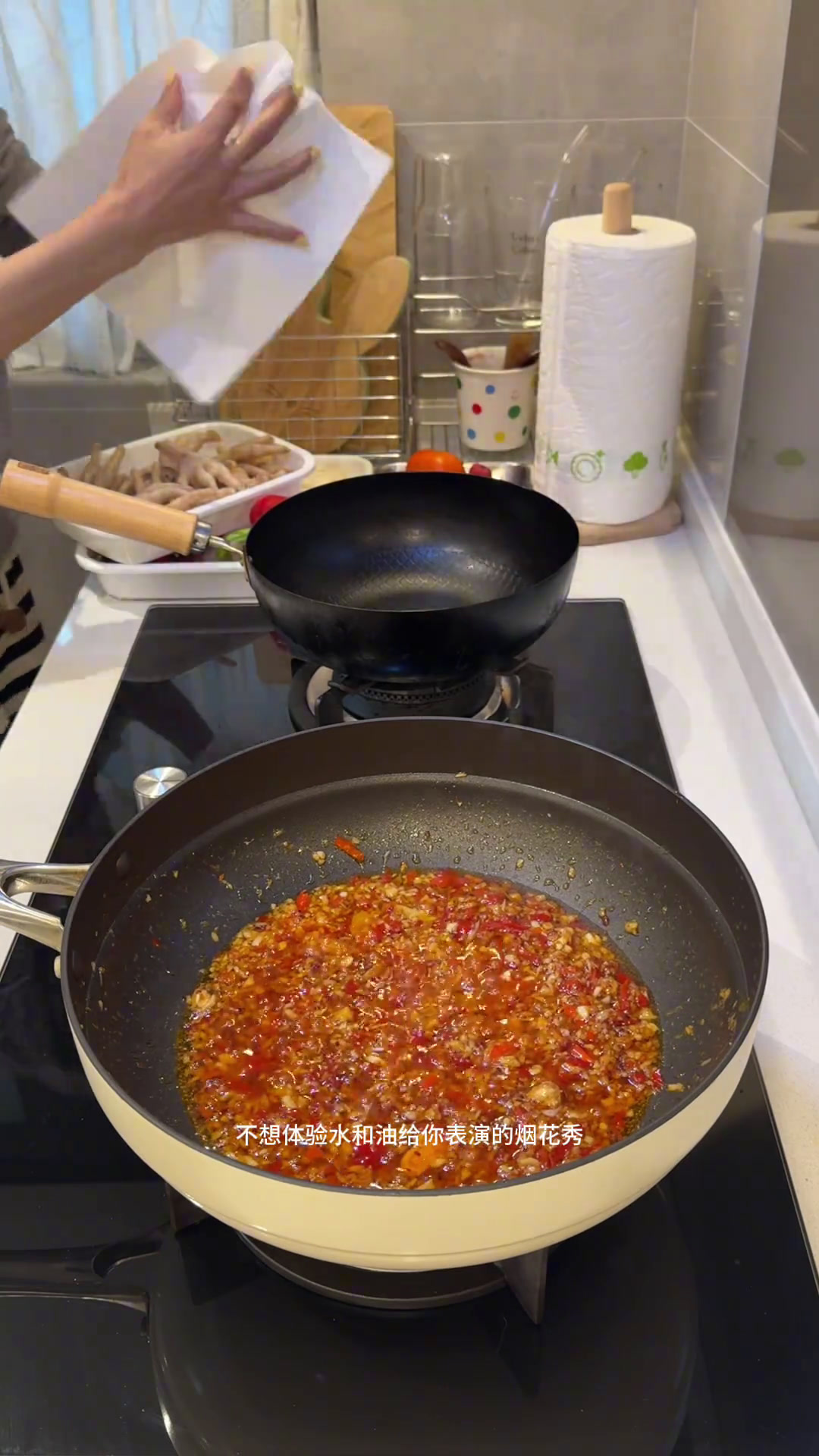 在家做饭|当你有一个会做饭的室友fafa的菜单德宏蒜香鸡爪石板鸡蛋豆腐炸物拼盘我的厨房日记