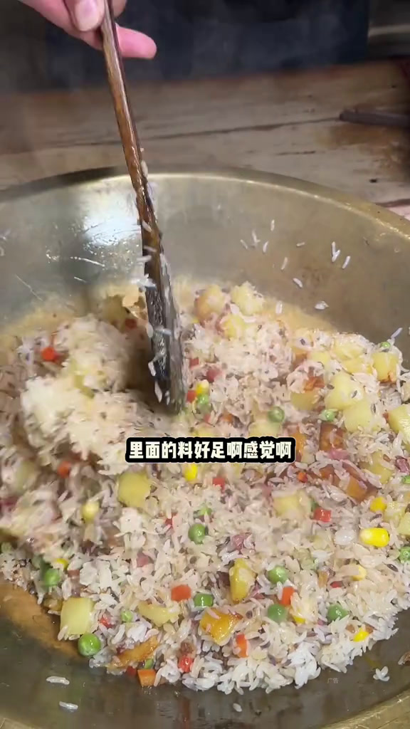 一家小独栋大天井市井火锅,居然能吃到箜饭和酱鸭舌,还有手切千层肚,奶茶也很好喝,附近的小伙