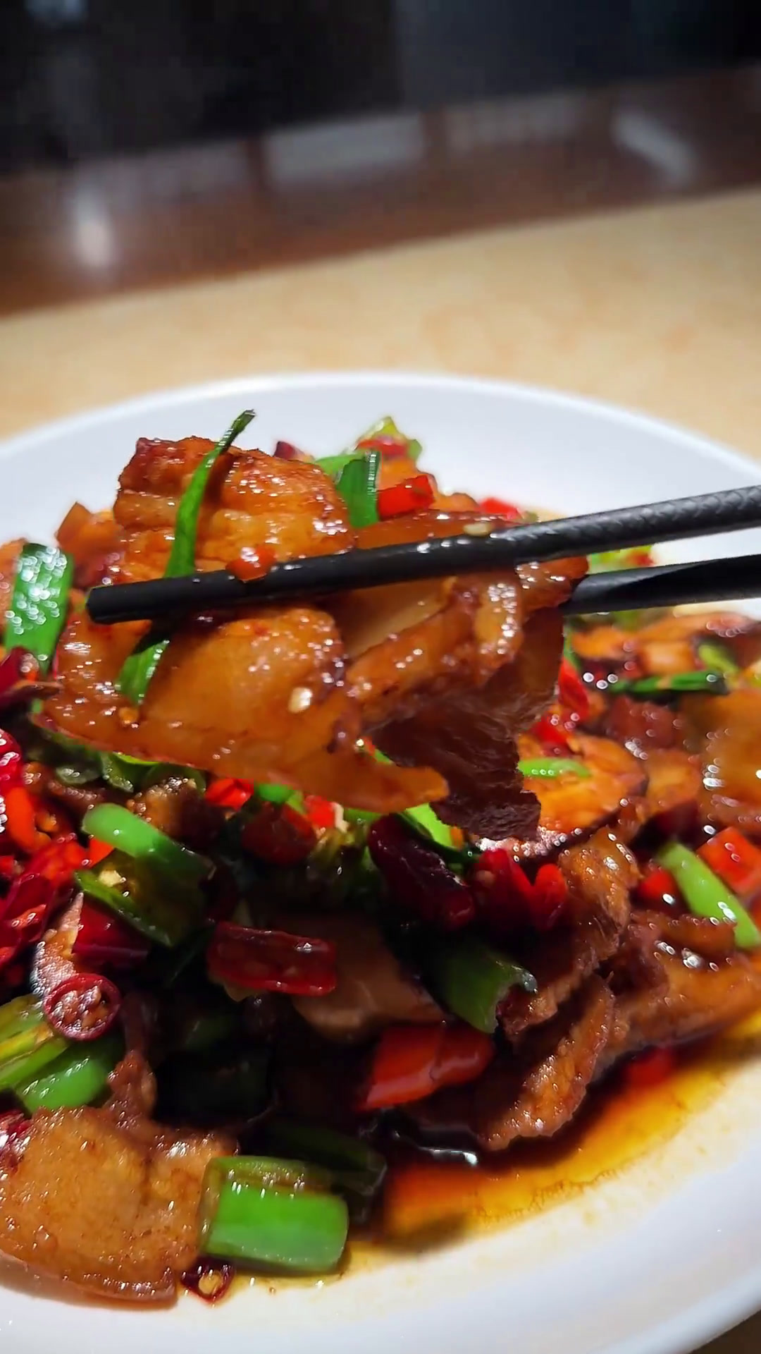 辣味之爆辣衢州菜来啦全是辣椒吃得好满足,点的四个菜都贼拉好吃,但是没感觉很辣哈哈哈!周围烟
