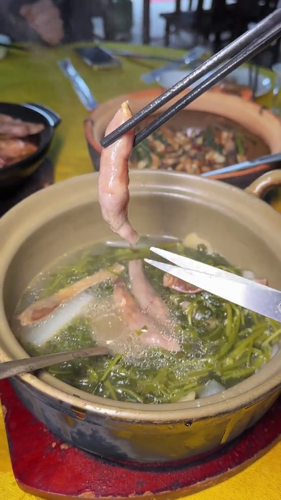 东莞少见有做鸭喉菜式的农庄,鸭喉咸香鲜美,煲萝卜西洋菜汤无得顶,还有铜盘焗鸡,吃过翻寻味!