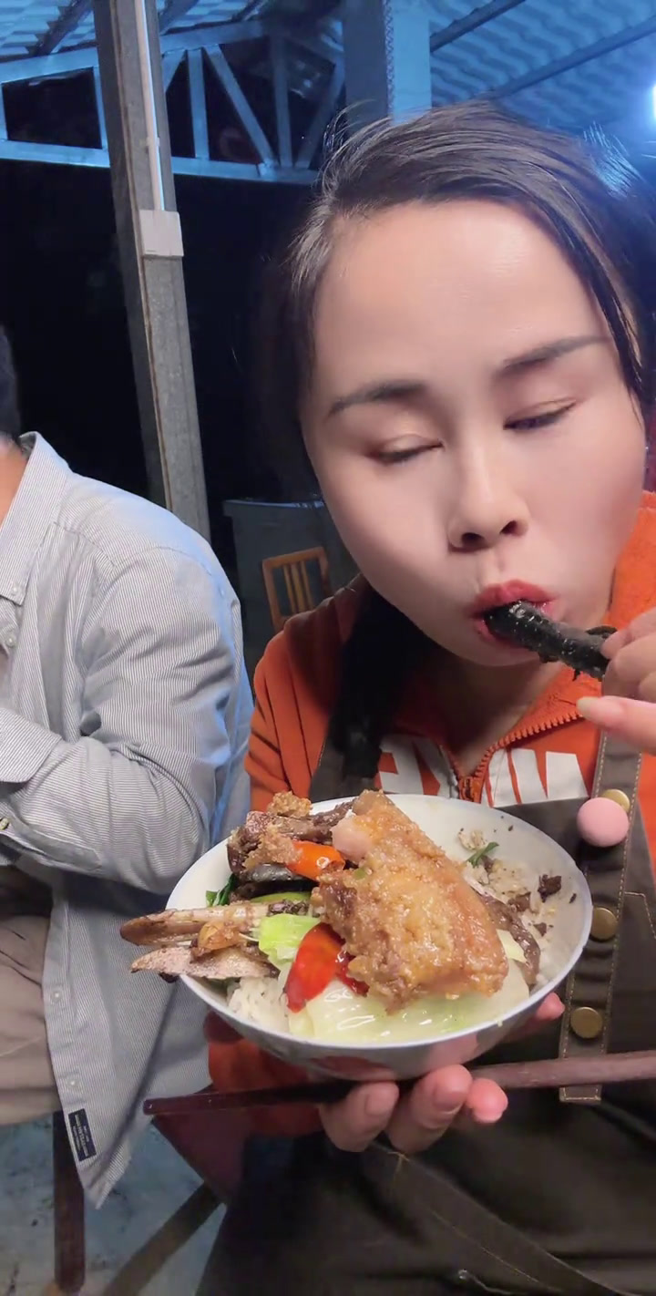 美食记录农村真实生活家乡的味道妈呀太香了充满初冬味的美食,土鸡,鸭肉!粉蒸肉