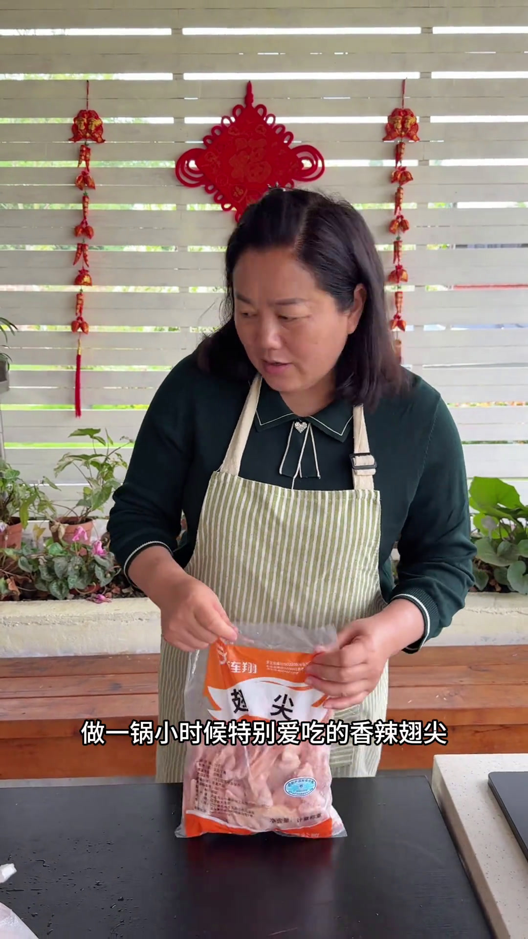 雨姐今天做了特别适合假期带出门的香辣翅尖,一路上你就炫这个,根本停不下来,麻辣鲜香的,太好