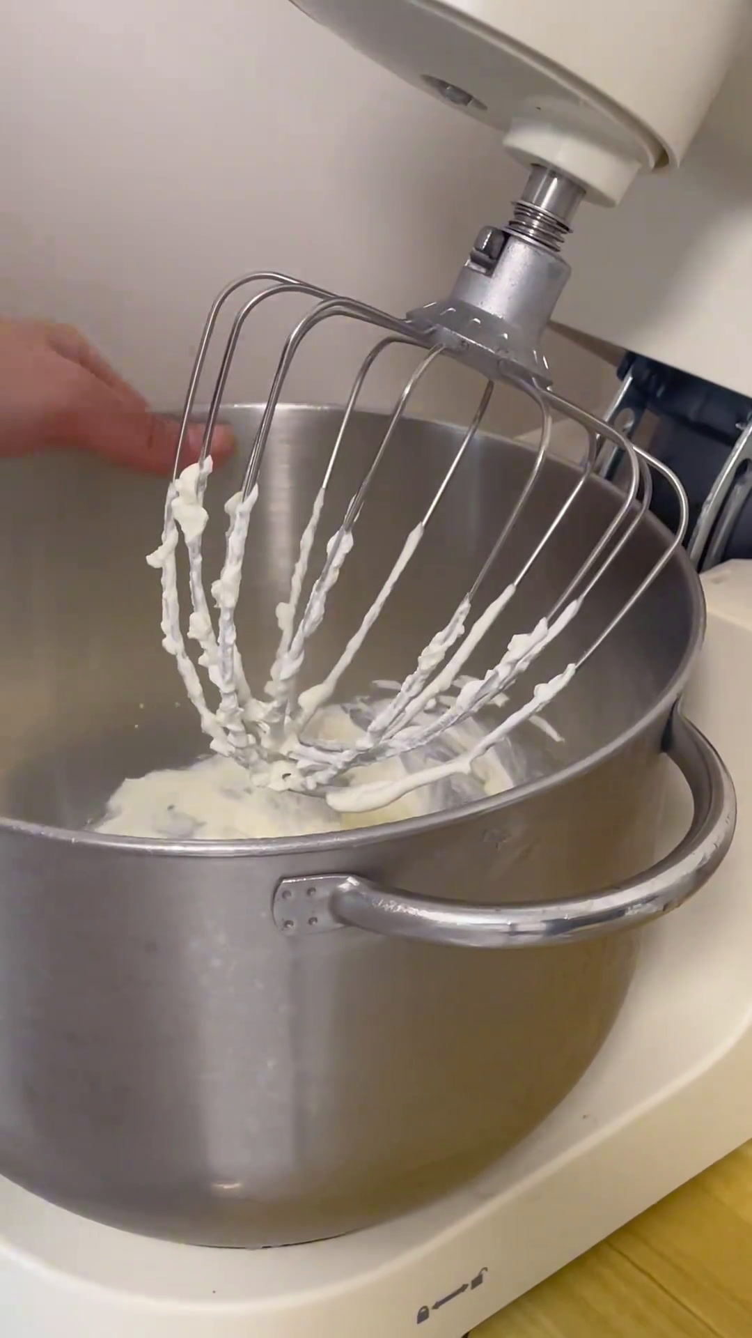 甜品治愈一切仙女必备仙妮贝儿长帝三十而立长帝厨师机今日份鲜花蛋糕,仙里仙气的。但是!蛋糕不