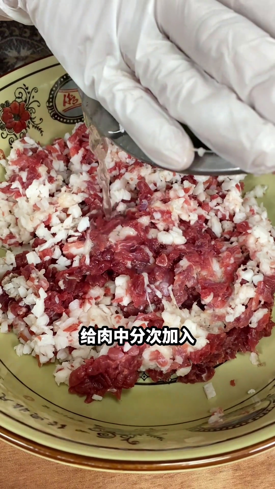 羊肉包子小米粥羊肉包子饱含汁水,香气四溢,配上小米粥真是美。天儿冷吃点啥羊肉包子多汁肉包子