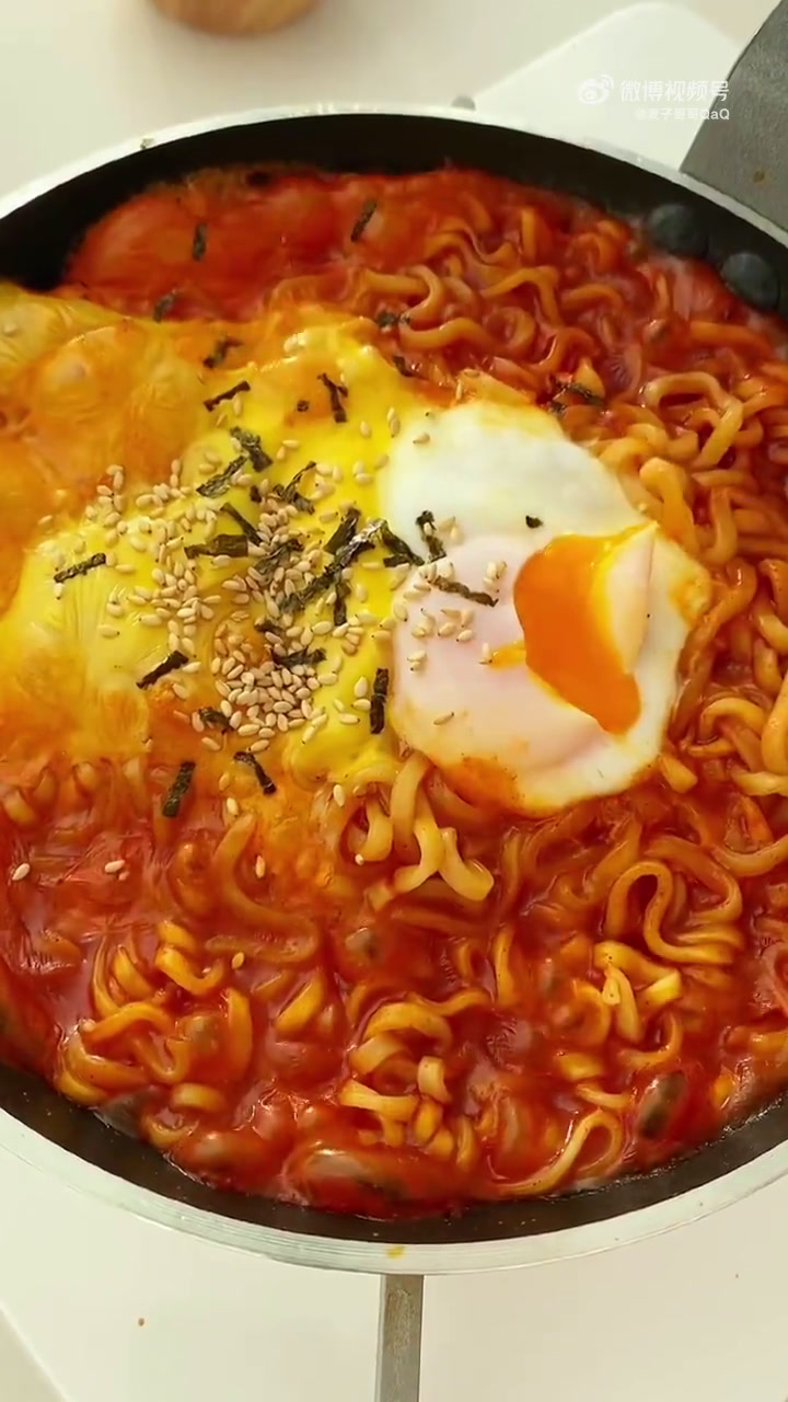 火鸡面这样做才好吃!黏黏糊糊的火鸡面,配上鸡蛋 芝士片,热热乎乎一锅不够吃!食谱|我的年度