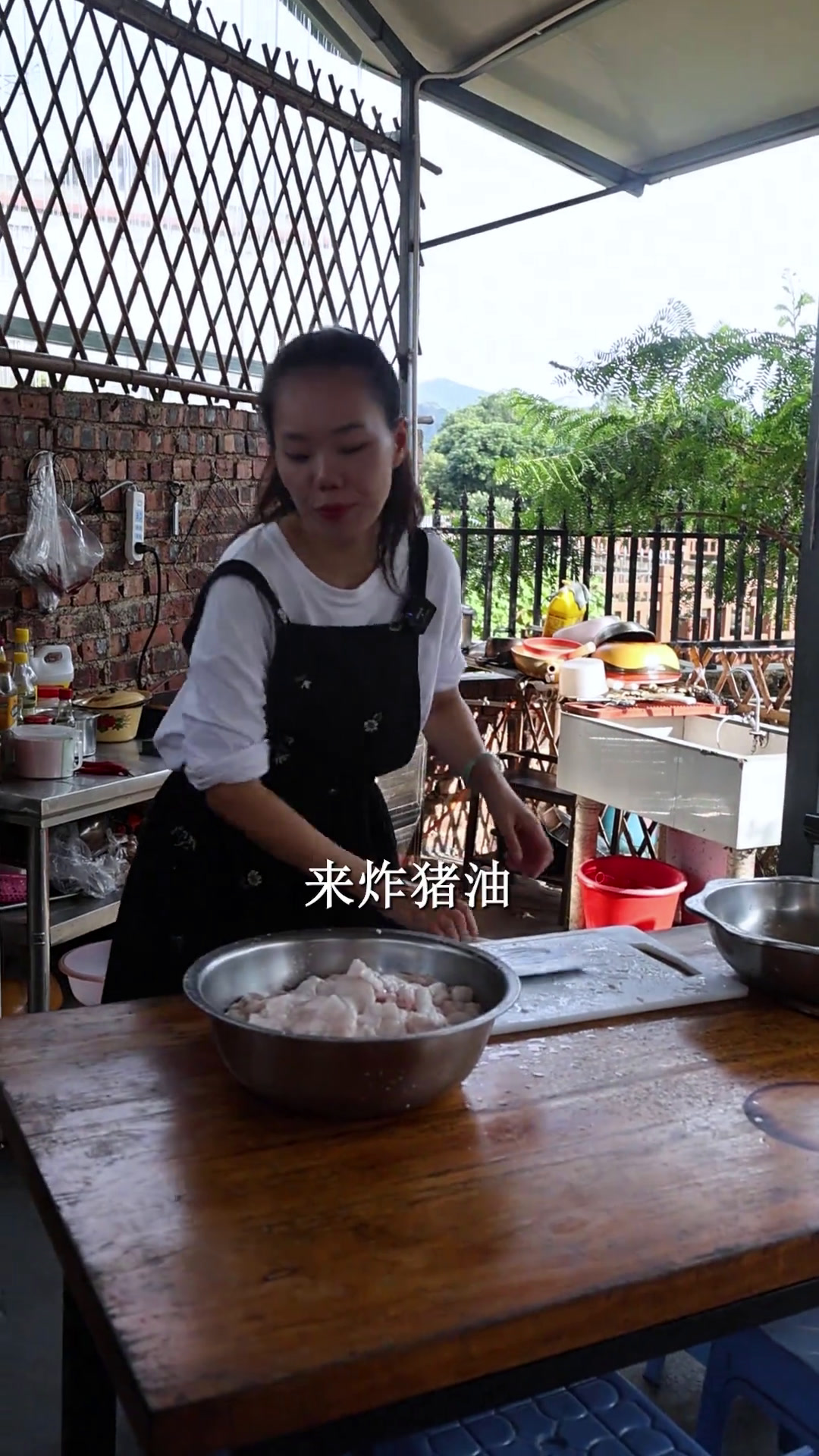 家里猪油吃光了,今天下雨刚好来熬猪油,顺便做个老爸小时候的零食猪油糖,不知道有多少小伙伴也