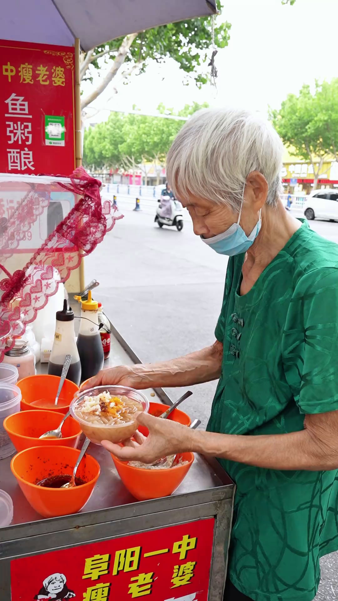 一中门口80多岁的奶奶,卖了四十多年的娃娃鱼,有没有吃过的老味道地方特色美食阜阳特色小吃路