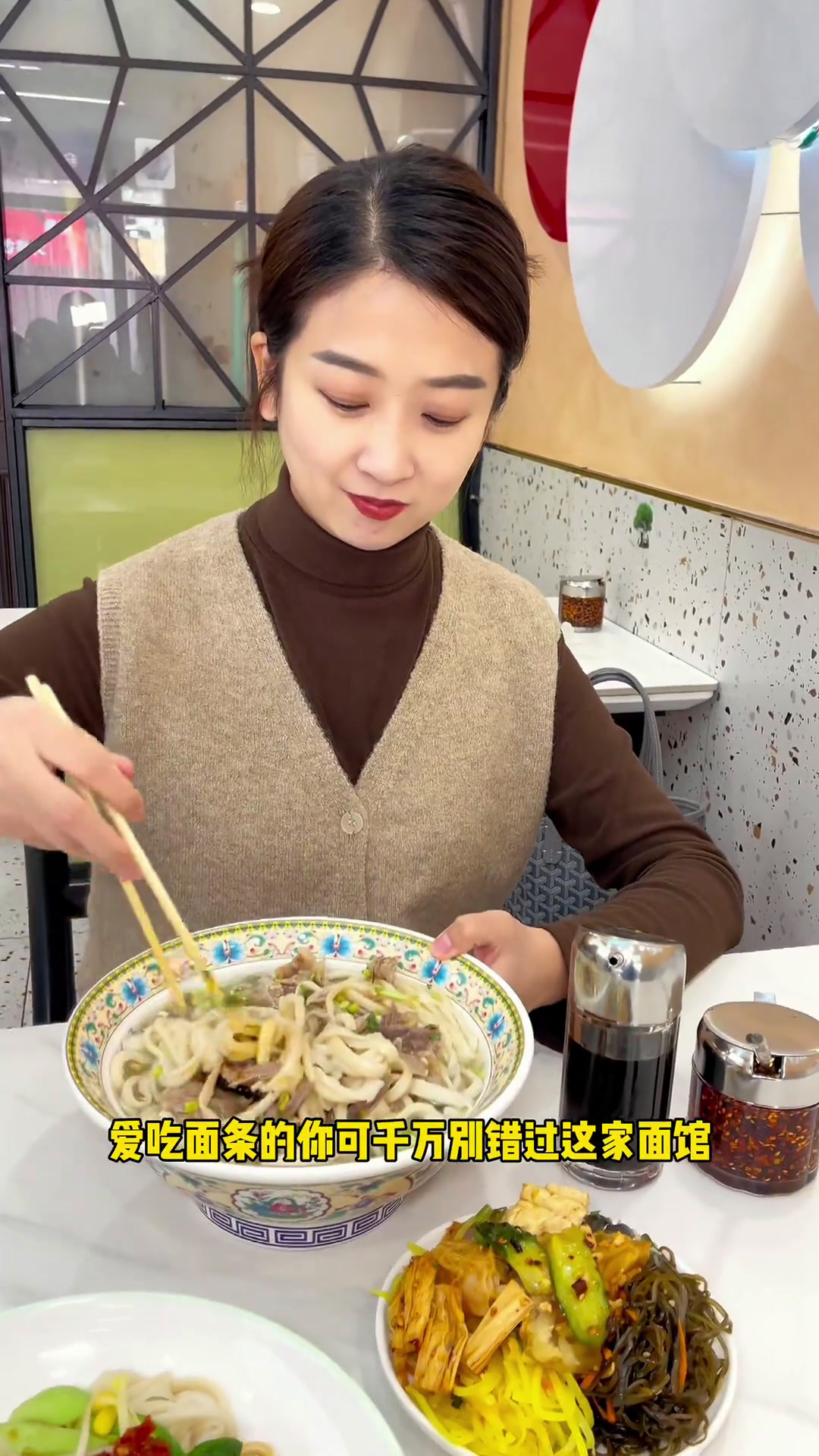 爱吃面条的可千万别错过二嫂甩面,9.9一碗招牌拆骨肉骨汤面和一份小菜面馆同城美食甩面真材实