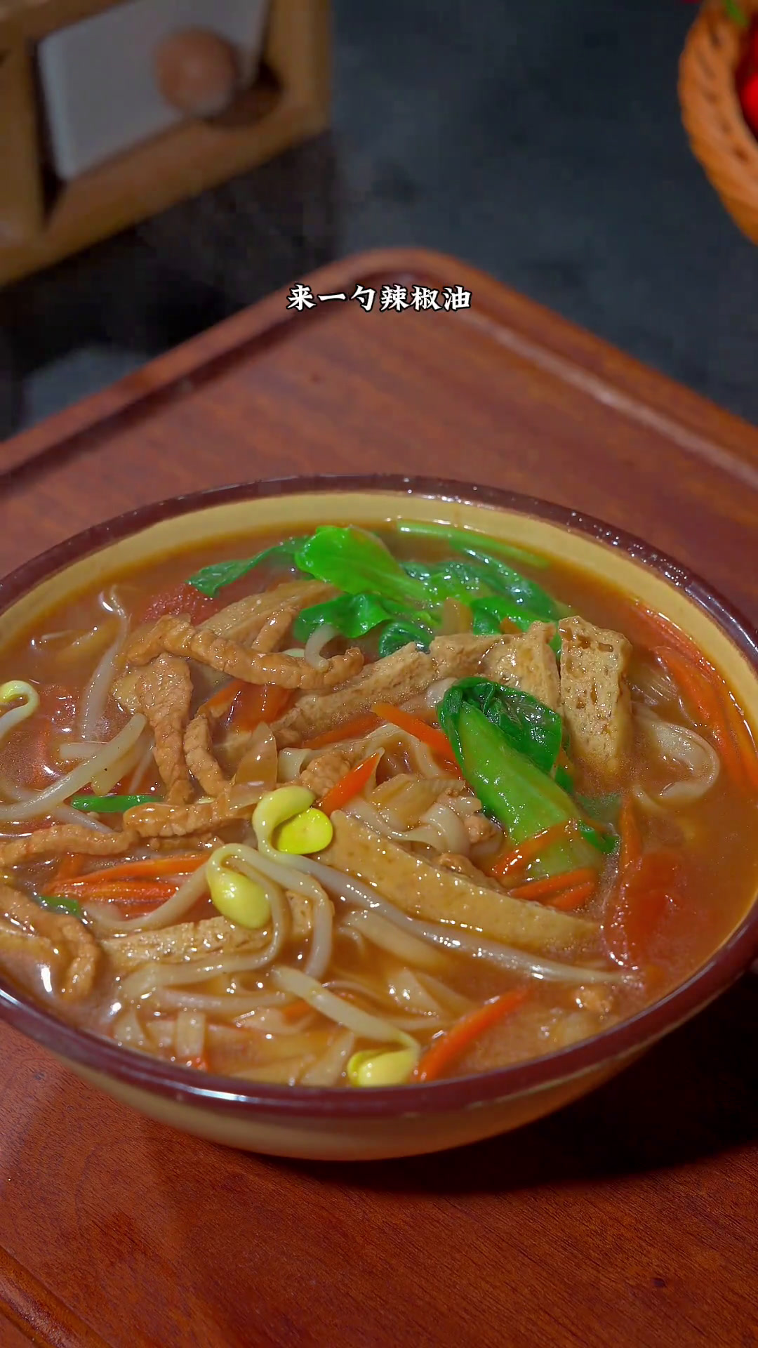 河南特色美食肉丝炝锅面,百吃不厌,隔三差五就想吃,来上一碗真舒服河南美食炝锅面