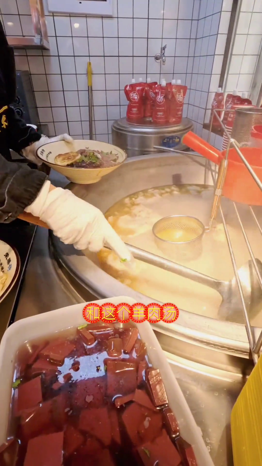 米线香不香全靠一锅汤!吸引你的是广告,征服你的是味道,如果你不来品尝,你什么都不知道荣膳荷