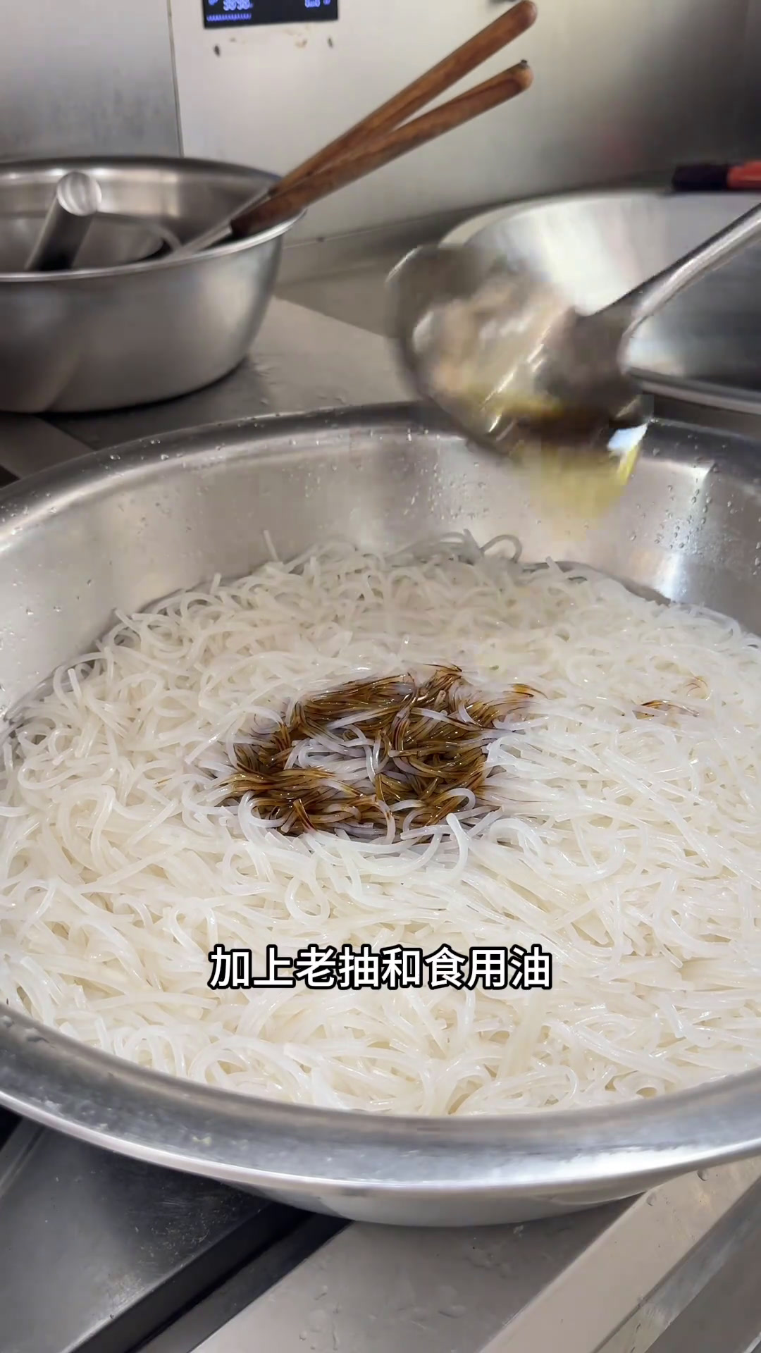 今天做了一道比较简单的菜,鸡蛋炒粉丝,简单又美味生活不会辜负每一个努力的人美食官工厂饭堂炒