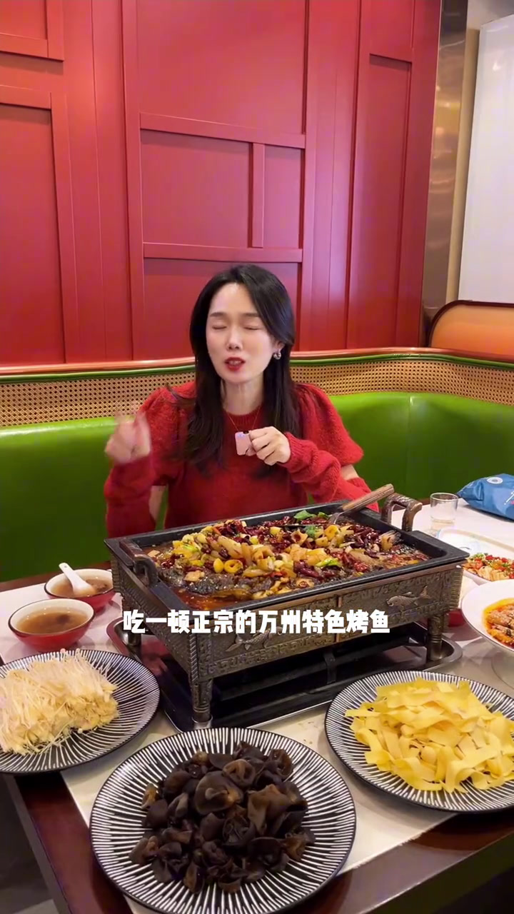 “来巴蜀鱼庄吃鱼啊,真的是巴适的很!”天儿冷吃点啥艾特你的饭搭子请你吃人气烤鱼店好吃不贵同
