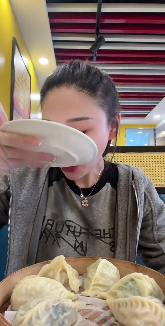我是吃货记录生活的点滴吃完吃货来了鼎味海菜蒸饺,他家有个全家福的,7种馅都有。都好吃。汤也