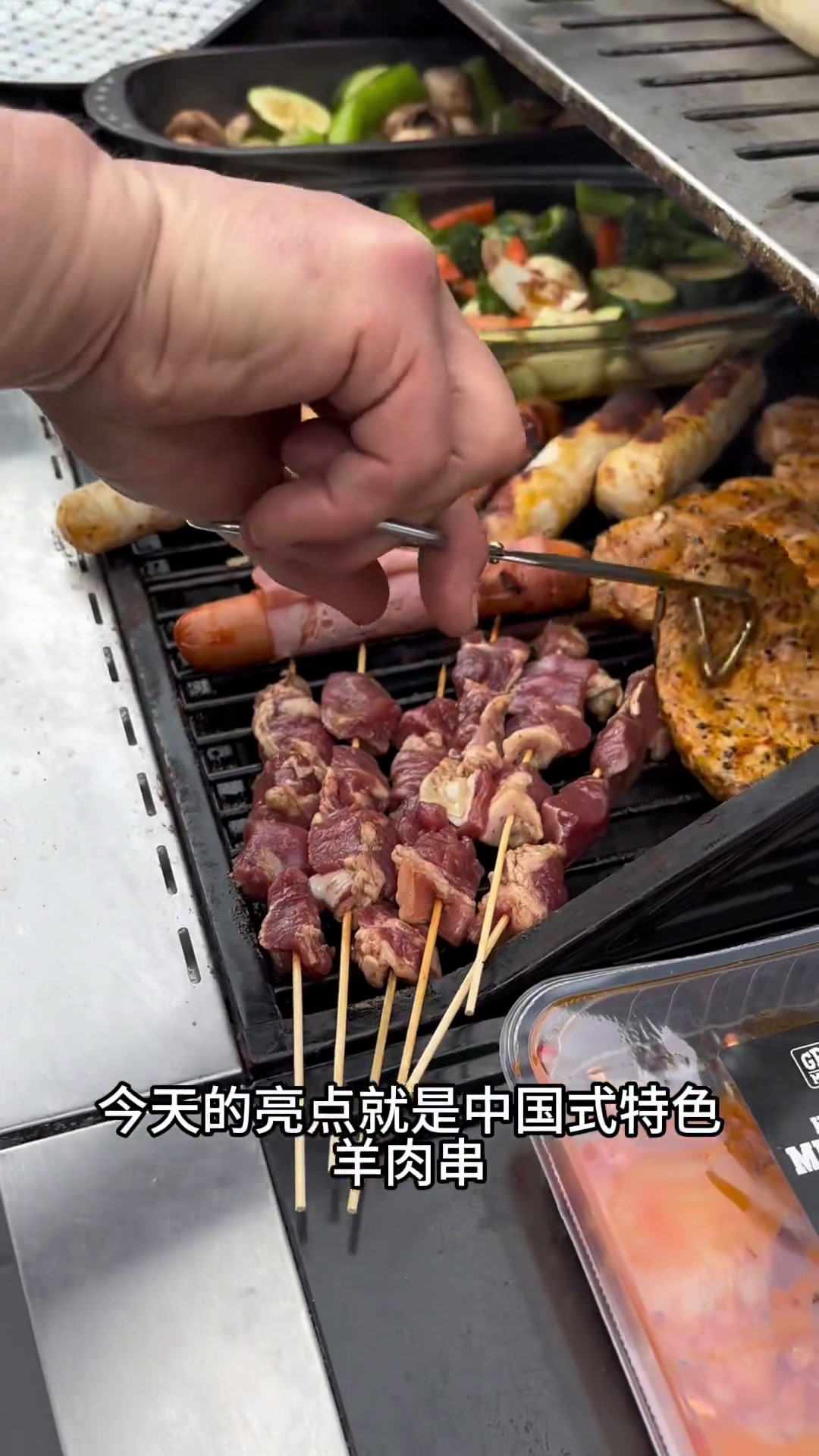 德国老外第一次吃烤鱼和烤羊肉味,辣的冒汗还停不下来吃,中国美食完美全胜德国烧烤主打的就是一