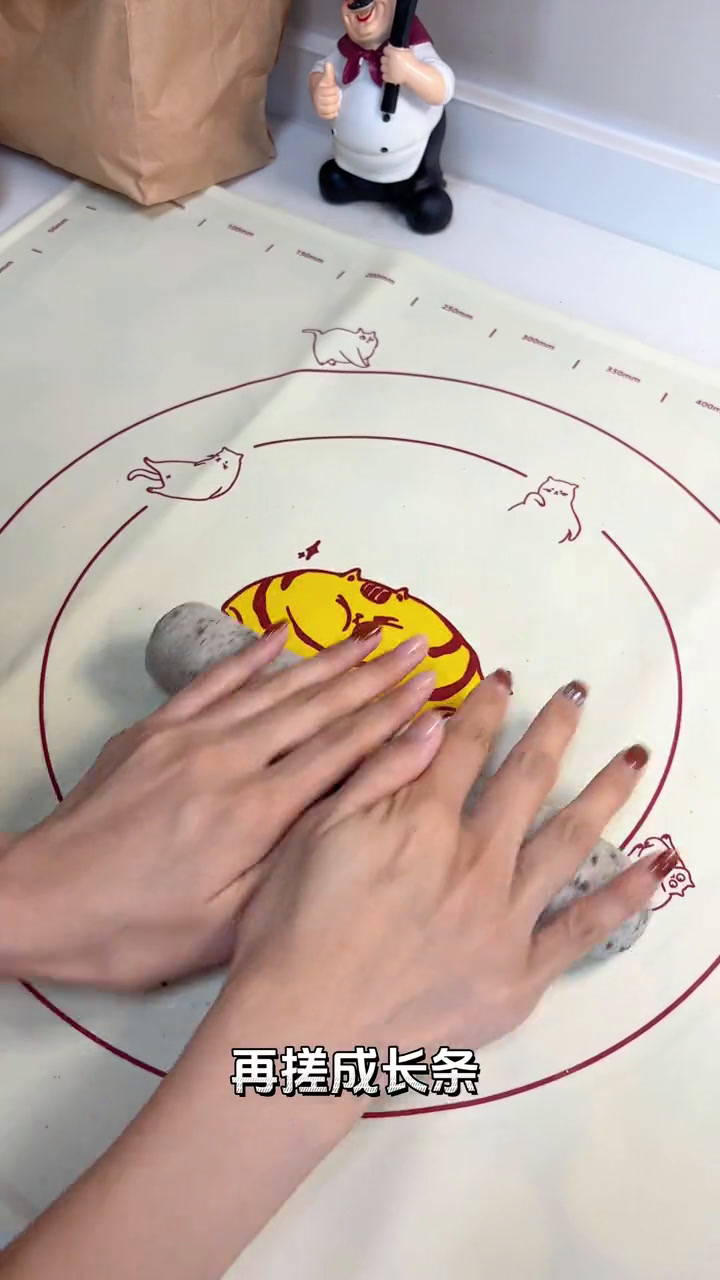 宝宝多吃黑芝麻好处多多,做成这样的黑芝麻牛角馒头,营养又好吃宝宝越吃越香