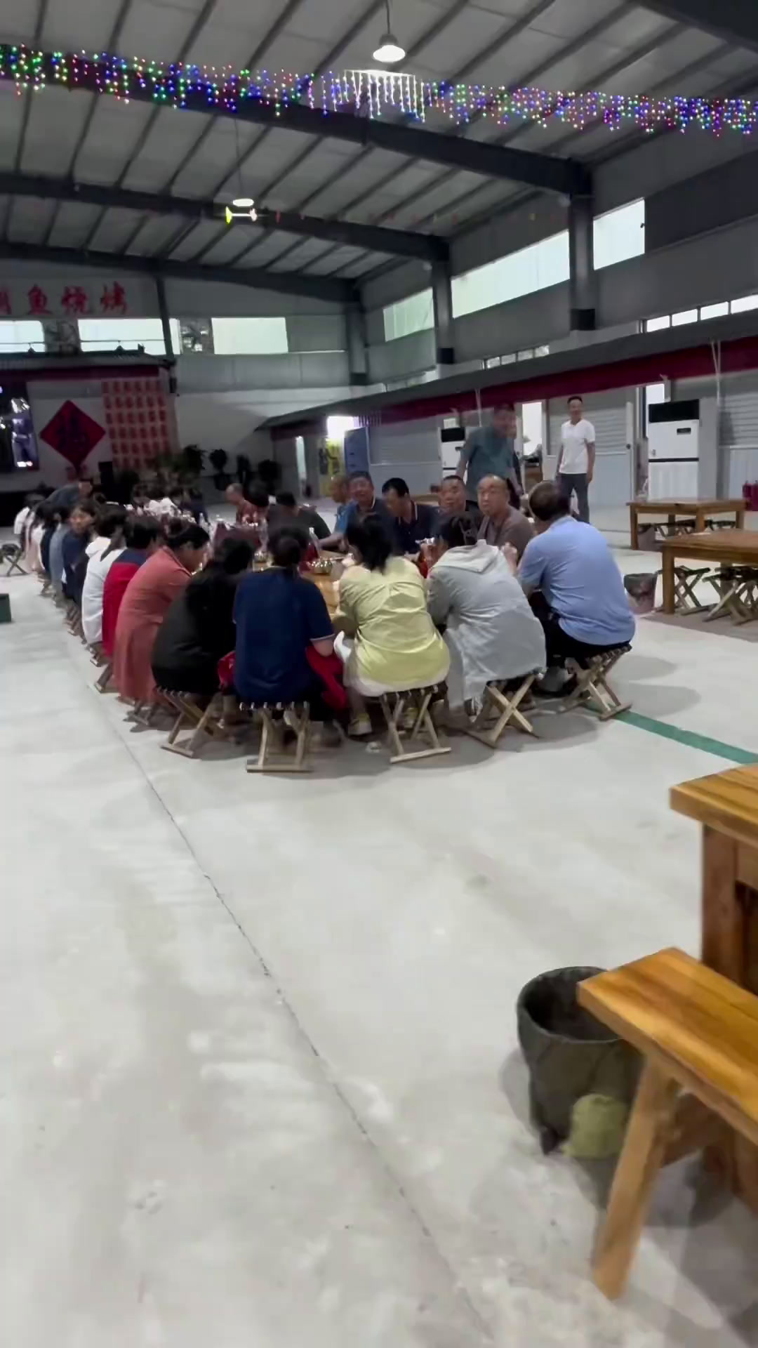 夜幕降临,灯火阑珊处,铜鱼烧烤的灯光便照亮了小城的铜鱼路,尘世喧嚣,我在人间烟火中,品味那