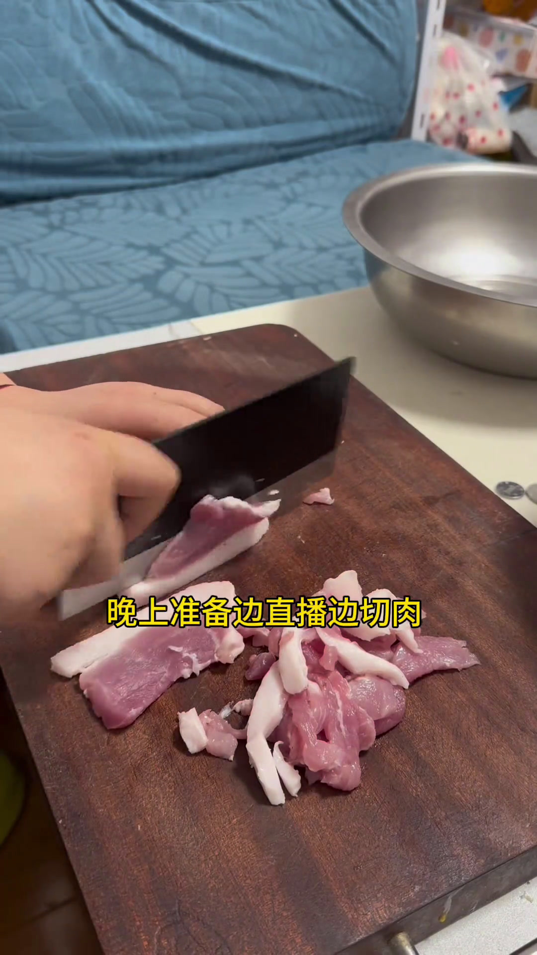 好多天就想灌肠没抽出时间来,买了14斤肉准备罐香肠了,看看能罐多少,灌香肠年味的开端从灌肠