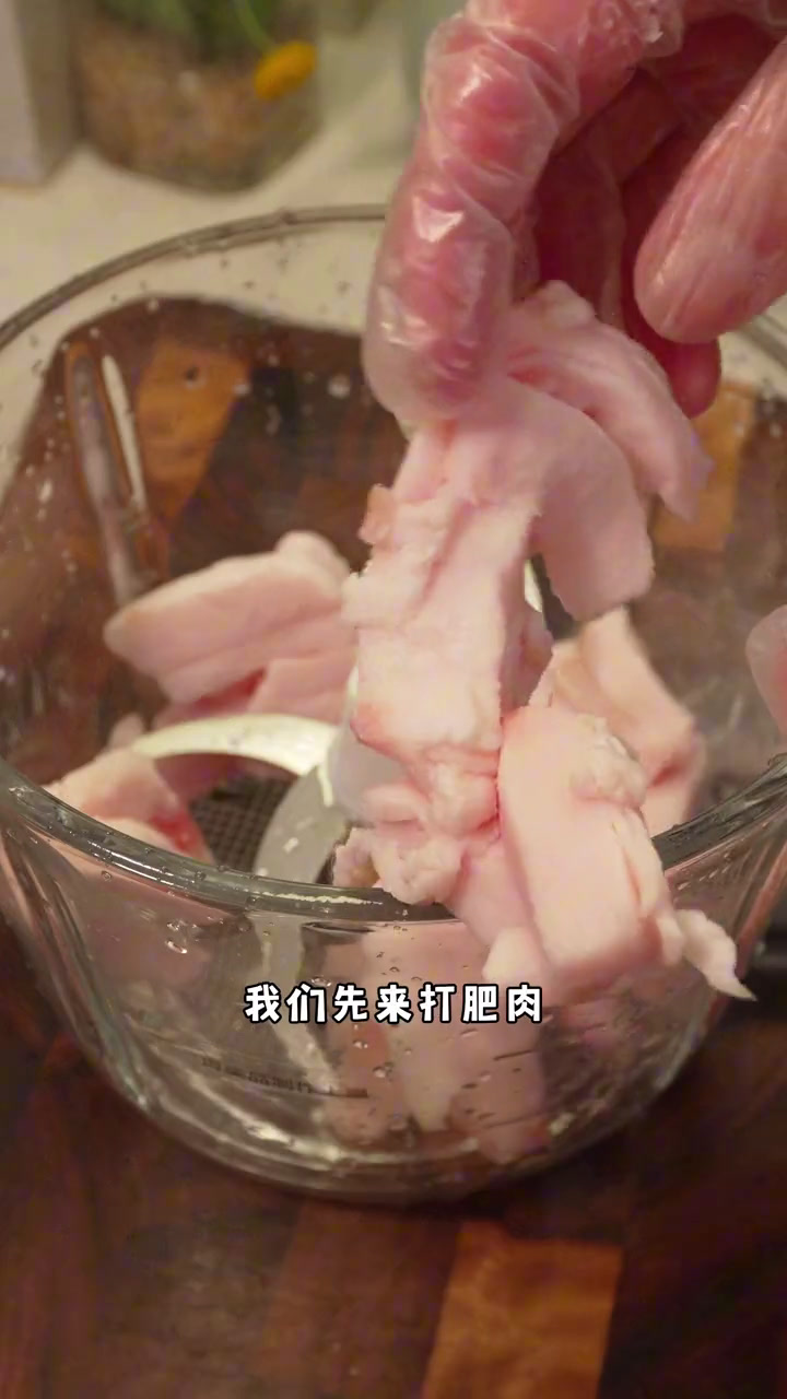 很多姐妹催的牛肉烤肠来喽~皮脆肉弹,一口咬下去就会爆汁,比猪肉肠还好吃!