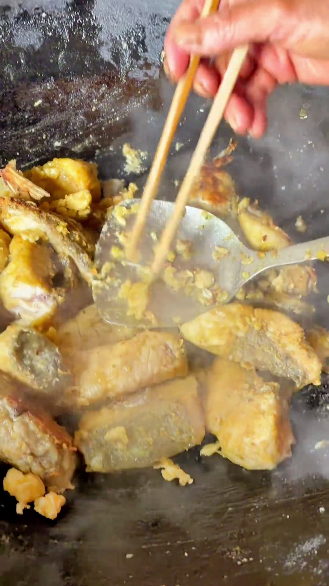 妈妈版鱼粉有多好吃!今天俺妈煎的鱼配粉别提有多香了!新农人计划记录真实生活妈呀太香了