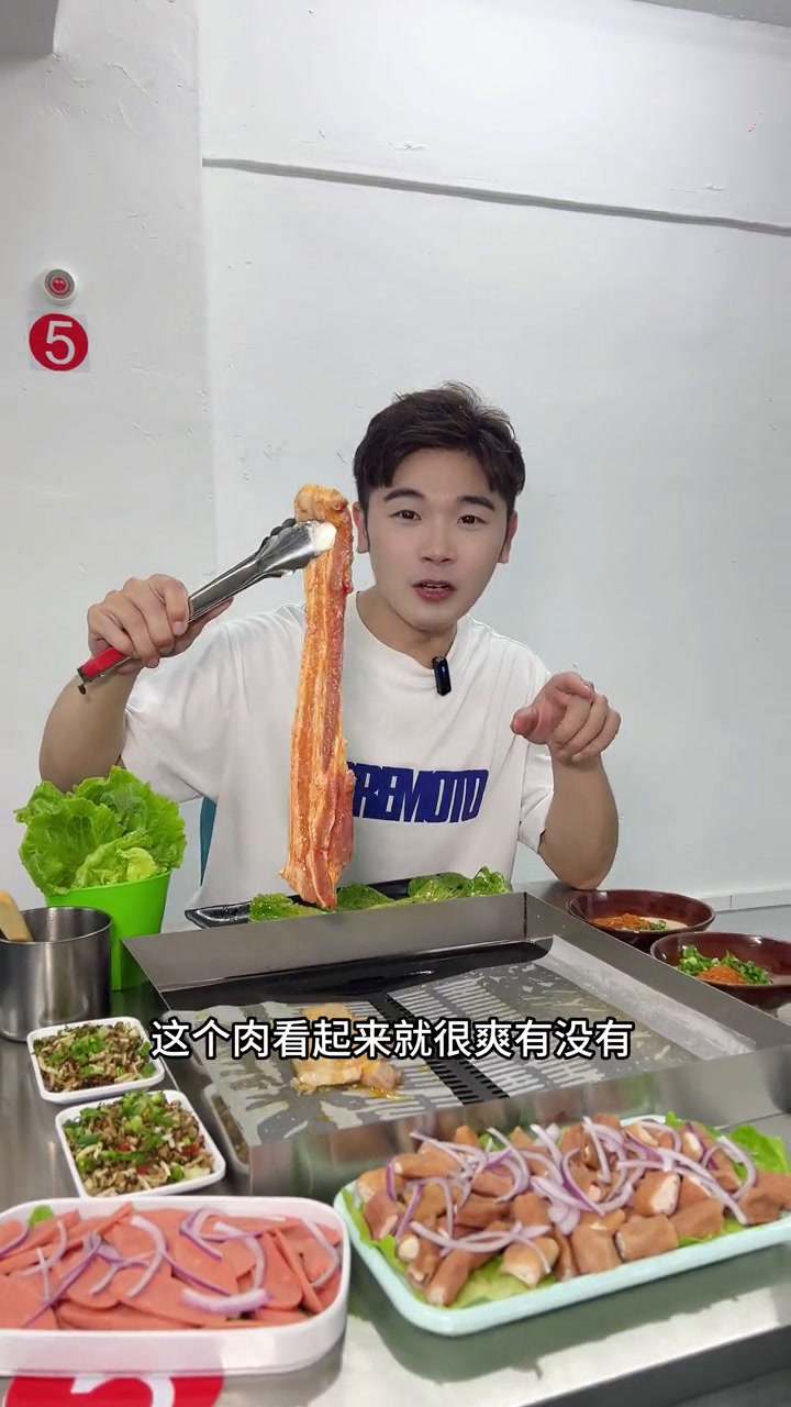 潮州口岸路这家贵州坨坨肉!搭配酸菜折耳根吃!也太有食欲了吧!烤肉真香快来一起尝个鲜巴适得很