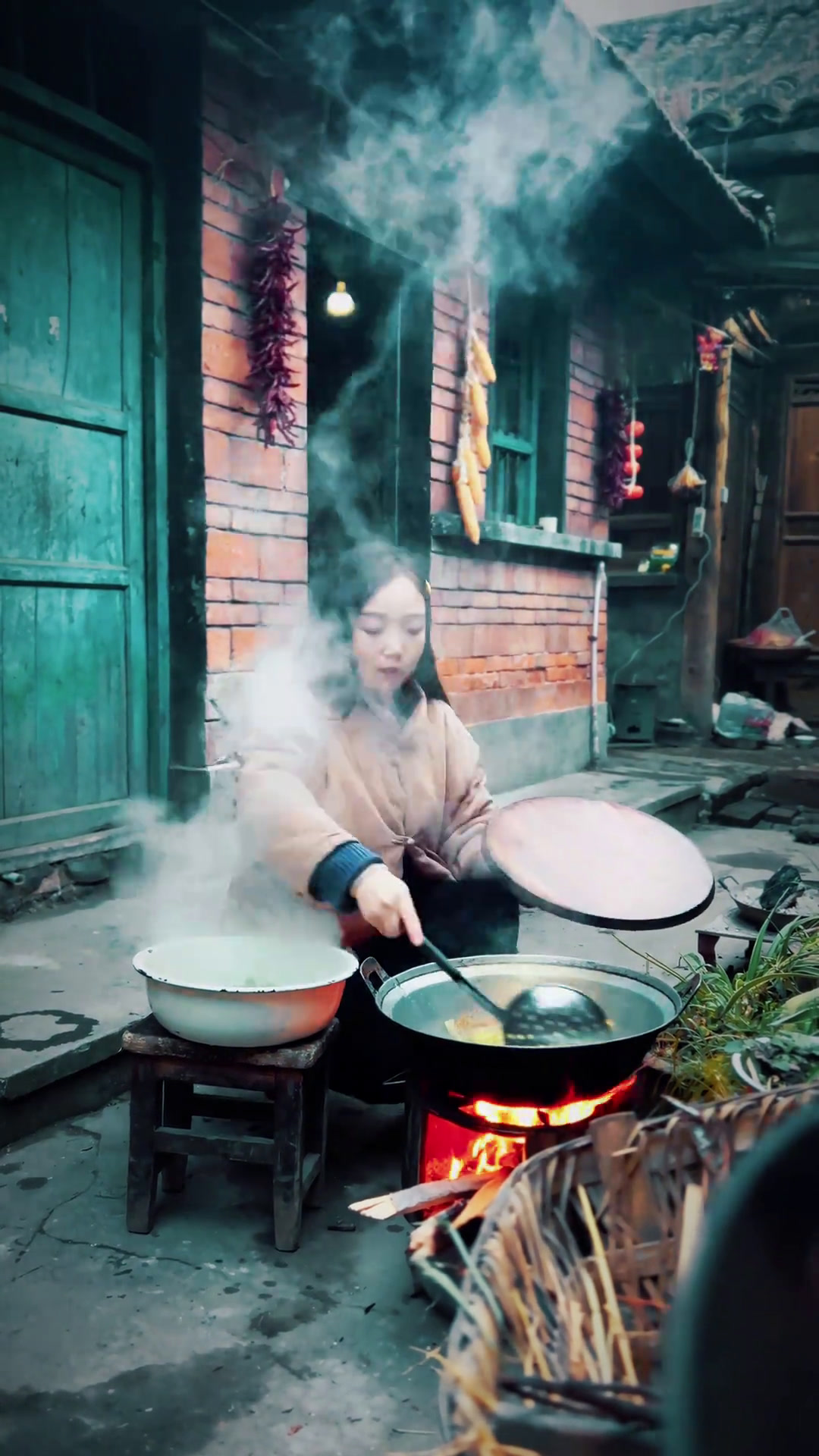 煮个白菜粥、配个红豆腐、面皮、馒头我和婆婆简单的生活且很满足