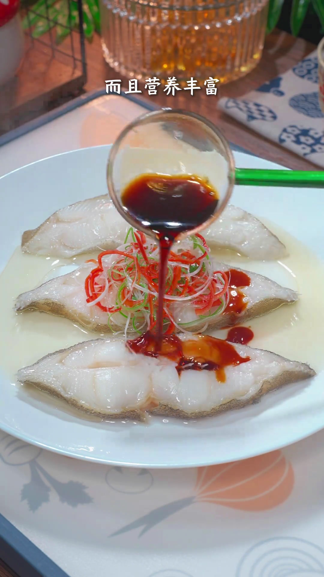 银鳕鱼的平替:格陵兰比目鱼,来自北大西洋冷水海域,肉质鲜嫩,口感软糯,极为鲜美。鱼油富含不